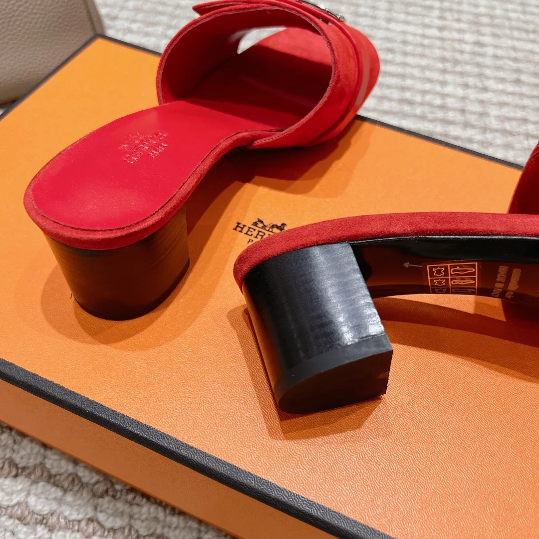 👟👟Ex-factory price 540👟👟 High version of the 2024 spring and summer new HERMES Hermès counter new style. The wedge-heeled Erjiu sandals and slippers, which have been extremely popular recently, are paired with various colorful socks. They are very trendy. Upper: cowhide. Outsole: technological imitation wood sole. Heel height: about 7cm. Size: Female 35-41 (40/41 non-refundable and non-exchangeable)